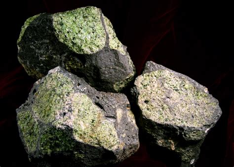 Olivine: Un Minerale Incredibile per la Produzione di Batteri e Vetro Resistente!